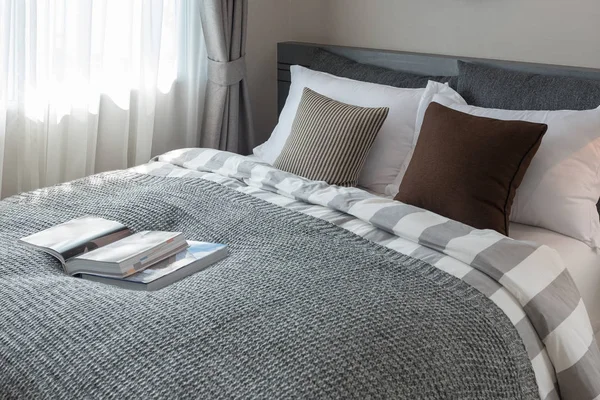 Modernes Schlafzimmer Mit Kopfkissen Auf Dem Bett Innenarchitektur Konzept — Stockfoto