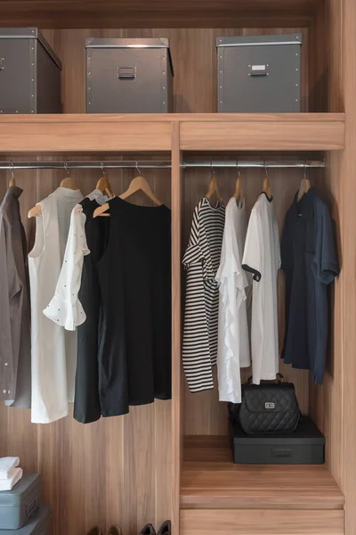 现代木制衣柜挂在铁轨上的衬衫 室内设计理念 — 图库照片