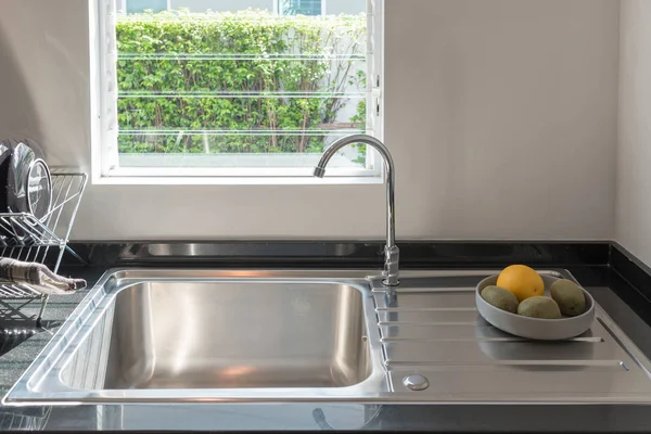 Spüle Mit Wasserhahn Küchenraum Moderne Theke Mit Spüle Küchenraum Raumkonzept — Stockfoto