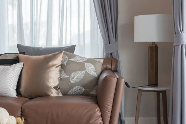 居心地の良いリビング ルーム スタイルのソファと枕 インテリア デザインのコンセプトを — ストック写真