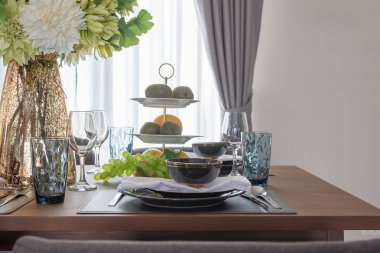 modern masa ahşap yemek masası üzerinde modern yemek odası iç tasarım konsepti içinde ayarla