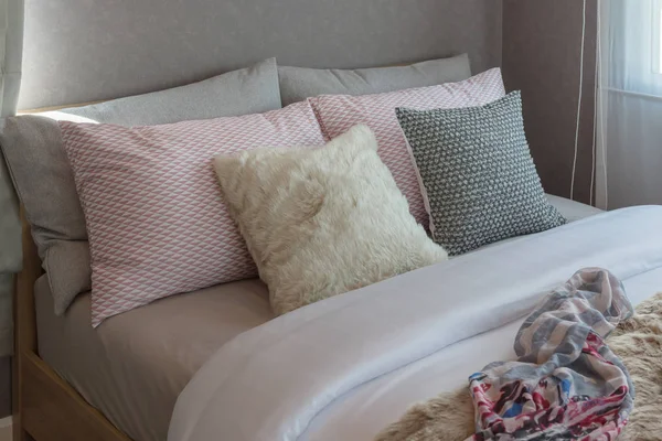 Gemütliches Schlafzimmer Mit Süßen Farbkissen Auf Dem Bett Raumkonzept — Stockfoto