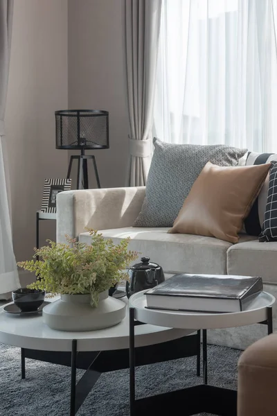 舒适的客厅风格与沙发和枕头套 室内设计理念 — 图库照片