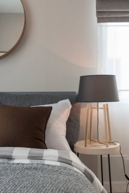 Gri renk tonu yuvarlak masa tarafında, iç tasarım dekorasyon konsepti ahşap modern lamba ile modern yatak odası tasarım