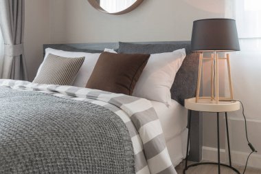 Gri renk tonu yuvarlak masa tarafında, iç tasarım dekorasyon konsepti ahşap modern lamba ile modern yatak odası tasarım