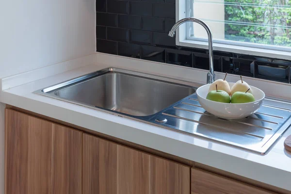水槽与厨房的水龙头 现代计数器与接收器在厨房里 室内设计概念 — 图库照片