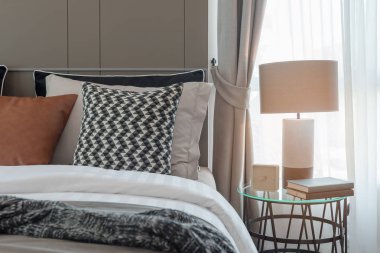 cam lamba ile modern yatak odası masterbedroom tasarım konsepti, iç tasarım dekorasyon yuvarlak masa