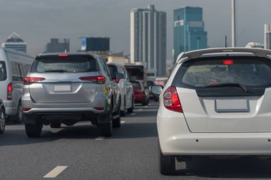 şehir merkezinde, Merkez businees Soka otomobillerde sıra ile ana cadde üzerinde trafik sıkışıklığı
