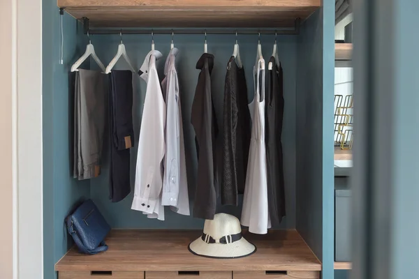 现代走在衣柜与衣服挂在铁轨上 Wardrbe 与衬衫挂 室内设计理念 — 图库照片