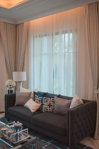 Luxus Wohnzimmer Mit Elegantem Sofa Und Kopfkissen Klassischen Hausstil Raumkonzept — Stockfoto