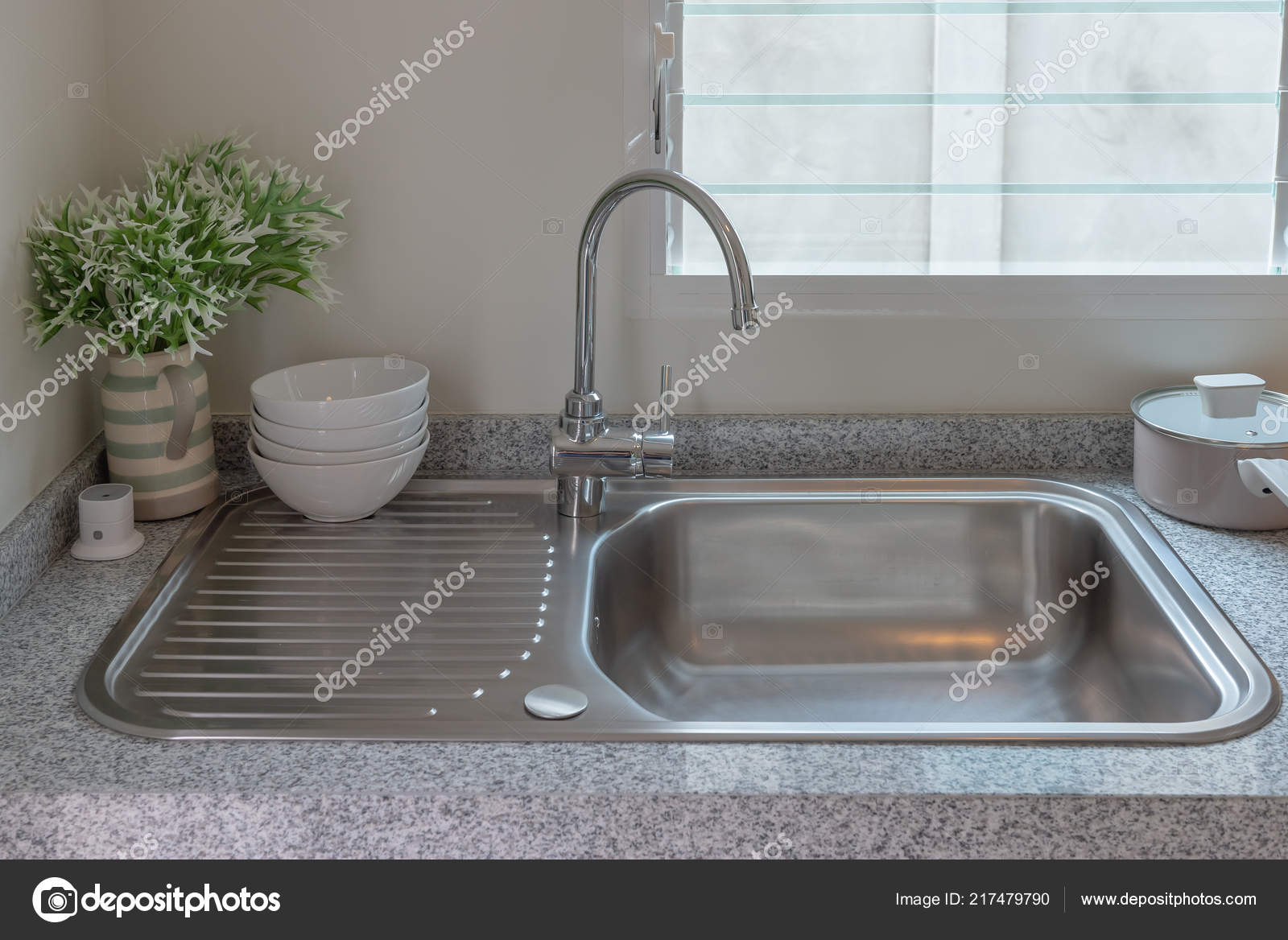 Featured image of post Modern Faucet For Kitchen Sink : Butler faucets provide separate, cold drinking water and are a great fit at a second sink or right next to your kitchen faucet.