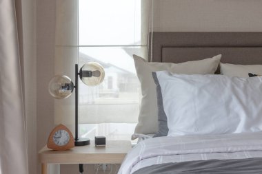 modern yatak tasarım konsepti, iç dekorasyon konsepti yatakta üzerinde beyaz yastıklar