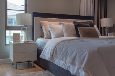 Klasik tarz yatak odası ile yastık yatak, iç tasarım dekorasyon konsepti ayarla.