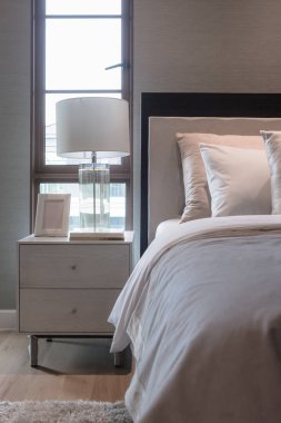 Klasik tarz yatak odası ile yastık yatak, iç tasarım dekorasyon konsepti ayarla.