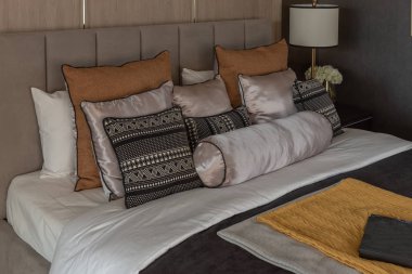 Klasik yatak odası tarzı ile yastık yatak, iç tasarım dekorasyon konsepti ayarla.
