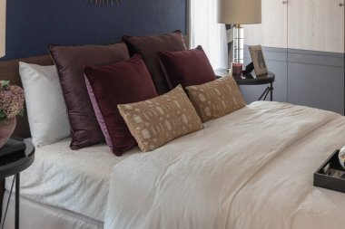 Klasik yatak odası tarzı ile yastık yatak, iç tasarım dekorasyon konsepti ayarla.