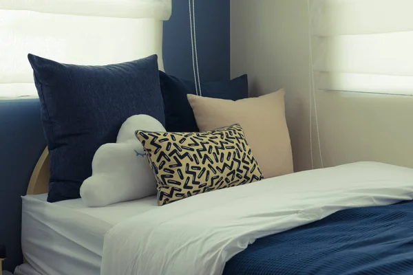 Сучасна Дитяча Спальня Жовтими Подушками Ліжку Концепція Дизайну Інтер Єру — стокове фото