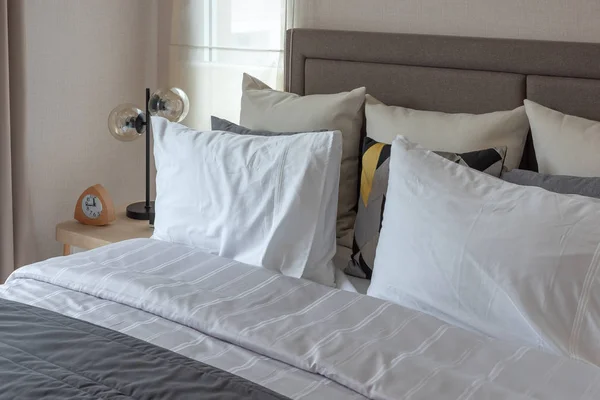 Almohadas Blancas Cama Concepto Diseño Dormitorio Moderno Concepto Decoración Interiores — Foto de Stock