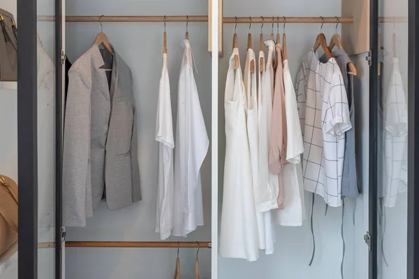 Moderní Skříň Oblečením Železniční Bílá Dřevěná Skříň Koncept Interiérového Designu — Stock fotografie