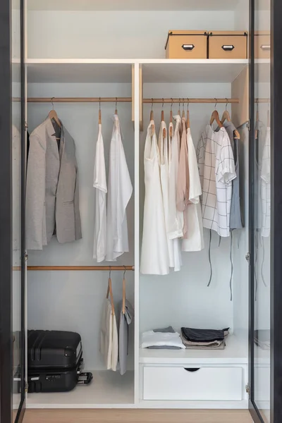 现代衣柜 挂在铁轨上的衣服 白色的木制衣柜 室内设计理念 — 图库照片