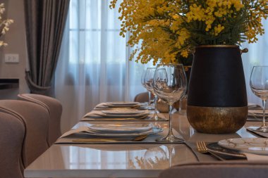 yemek odasında yemek masası, iç tasarım dekorasyon konsepti ile masayı