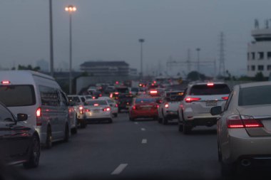 şehir merkezinde, Merkez businees Soka otomobillerde sıra ile ana cadde üzerinde trafik sıkışıklığı