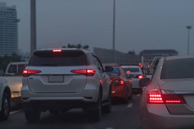 şehir merkezinde, Merkez businees Soka otomobillerde sıra ile ana cadde üzerinde trafik sıkışıklığı