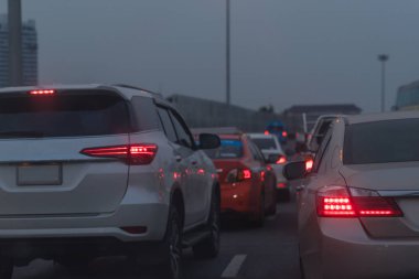şehir merkezinde, Merkez businees Soka otomobillerde sıra ile ana cadde üzerinde trafik sıkışıklığı