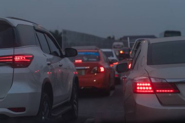 şehir merkezinde, Merkez businees Soka otomobillerde sıra ile ana cadde üzerinde trafik sıkışıklığı