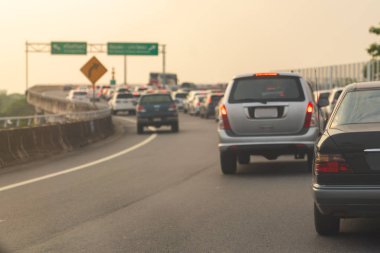 şehir merkezinde, Merkez businees Soka otomobillerde sıra ile ana cadde üzerinde trafik sıkışıklığı