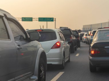 şehir merkezinde, Merkez businees Soka otomobillerde sıra ile ana cadde üzerinde trafik sıkışıklığı