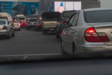 şehir merkezinde, Merkez businees Soka otomobillerde sıra ile ana cadde üzerinde trafik sıkışıklığı