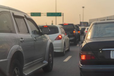 şehir merkezinde, Merkez businees Soka otomobillerde sıra ile ana cadde üzerinde trafik sıkışıklığı