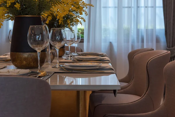 Yemek Odasında Yemek Masası Tasarım Dekorasyon Konsepti Ile Masayı — Stok fotoğraf