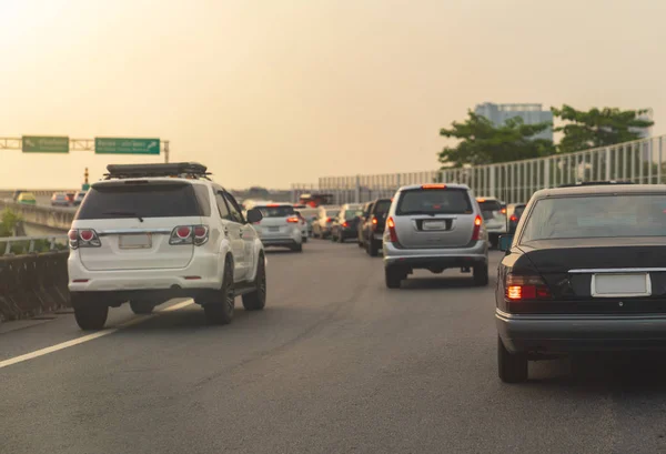 Şehir Merkezinde Merkez Businees Soka Otomobillerde Sıra Ile Ana Cadde — Stok fotoğraf