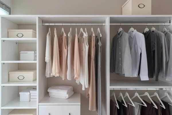 现代衣柜 挂在铁轨上的衣服 白色的木制衣柜 室内设计理念 — 图库照片