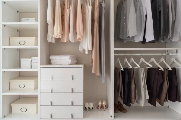 Moderner Kleiderschrank Mit Auf Schiene Hängender Kleidung Weißer Holzschrank Raumkonzept — Stockfoto
