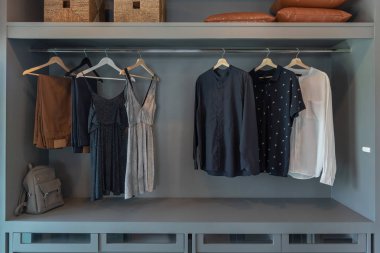 Demiryolu, Beyaz ahşap dolap, iç tasarım konsepti üzerinde asılı giysileri ile modern dolap