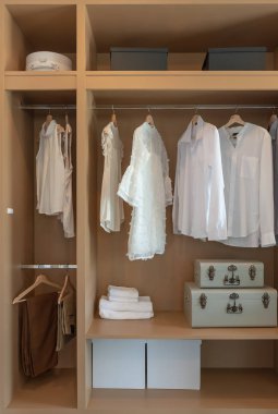 Demiryolu, Beyaz ahşap dolap, iç tasarım konsepti üzerinde asılı giysileri ile modern dolap