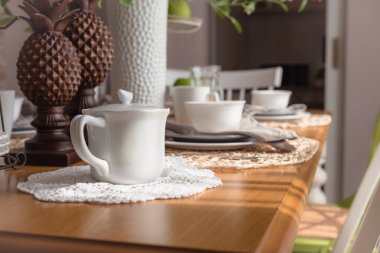 modern masa ahşap yemek masası üzerinde modern yemek odası iç tasarım konsepti içinde ayarla