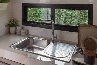 mutfak oda, iç tasarım konsepti içinde lavabo musluk mutfak oda içinde modern sayaç ile lavabo