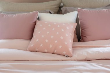 Klasik tarz yatak odası yastıklar klasik yatak, iç dekorasyon tasarım konsepti ayarla.