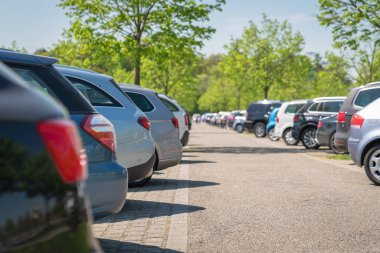 satır Otomobil araba park yerinde, açık otopark