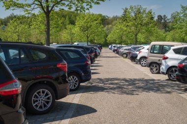 satır Otomobil araba park yerinde, açık otopark