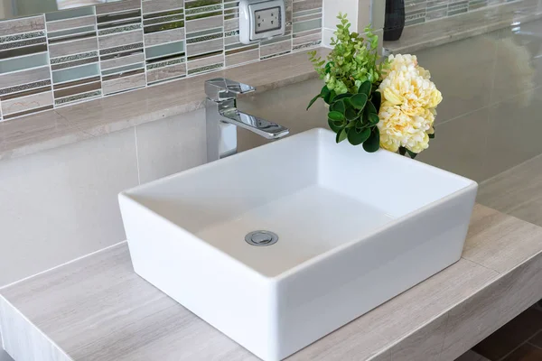 Yeni Lüks Ardiles Banyo Lavabo Musluk Dekorasyon Seti Beyaz Lavabo — Stok fotoğraf