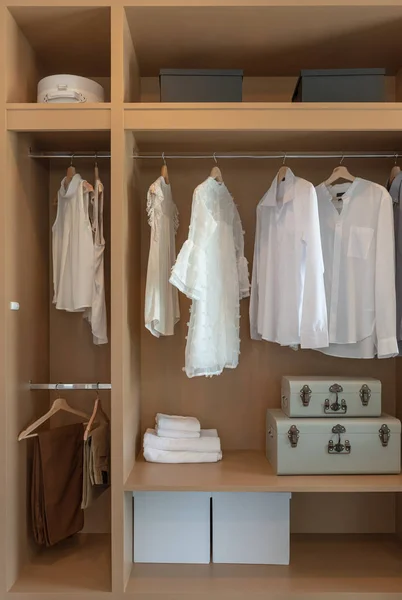 Moderne Kast Met Kleren Opknoping Spoor Witte Houten Garderobe Interieur — Stockfoto