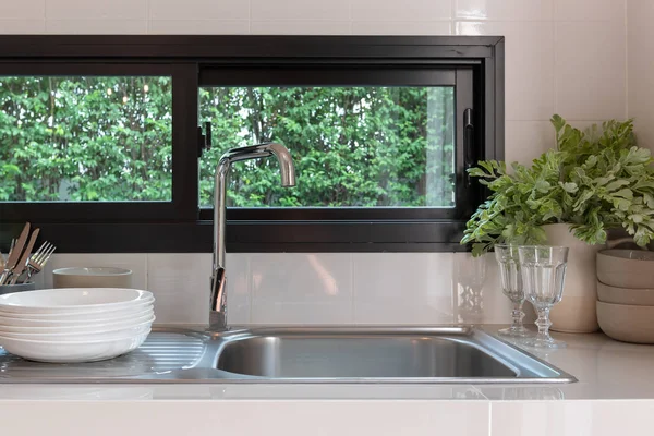 Fregadero Con Grifo Sala Cocina Mostrador Moderno Con Lavabo Sala —  Fotos de Stock