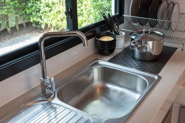 Fregadero Con Grifo Sala Cocina Mostrador Moderno Con Lavabo Sala —  Fotos de Stock