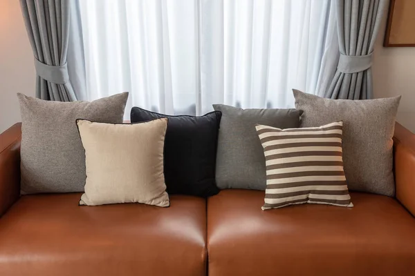 茶色のソファ インテリア デザインのコンセプトの上に枕のセットでモダンなリビング ルーム — ストック写真