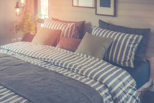 Kamar Tidur Modern Dengan Set Bantal Dan Selimut Pola Garis — Stok Foto